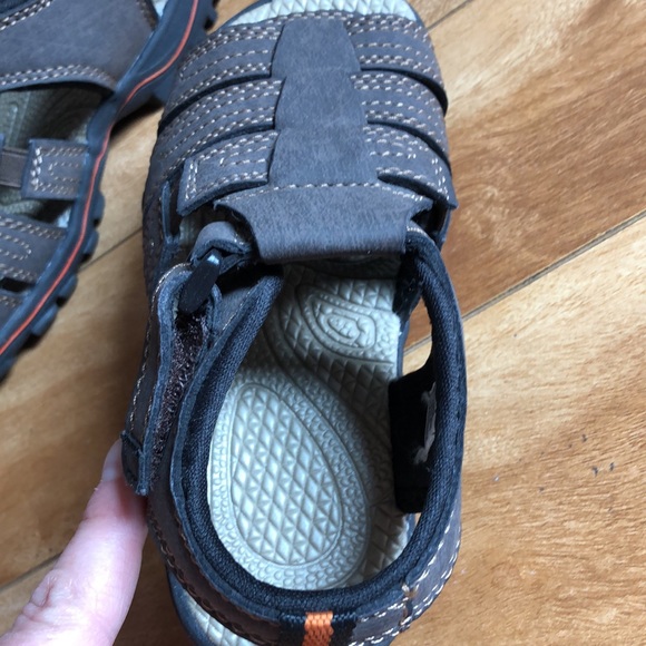 NWOT brown unisex toddler sandals. - Picture 4 of 6